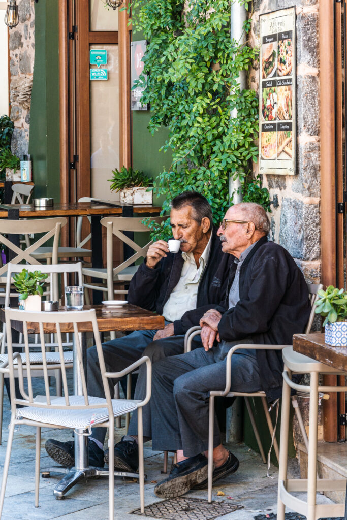 Alte Männer im Straßencafé