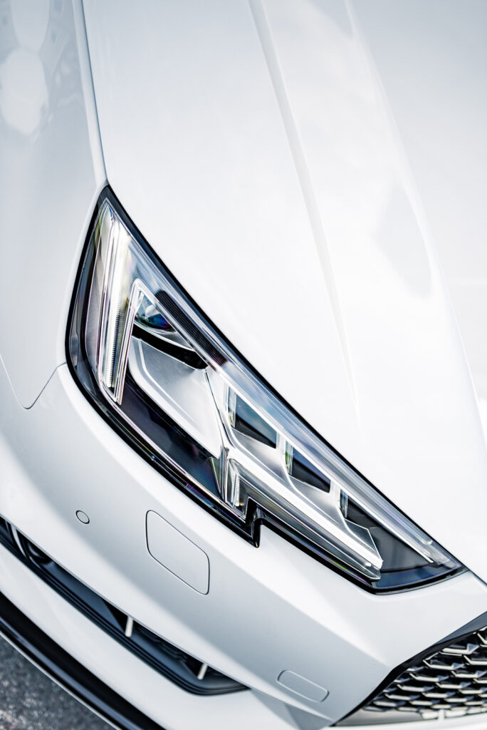 Detailfotografie vom Frontscheinwerfer eines getunten Audi A4 Quattro