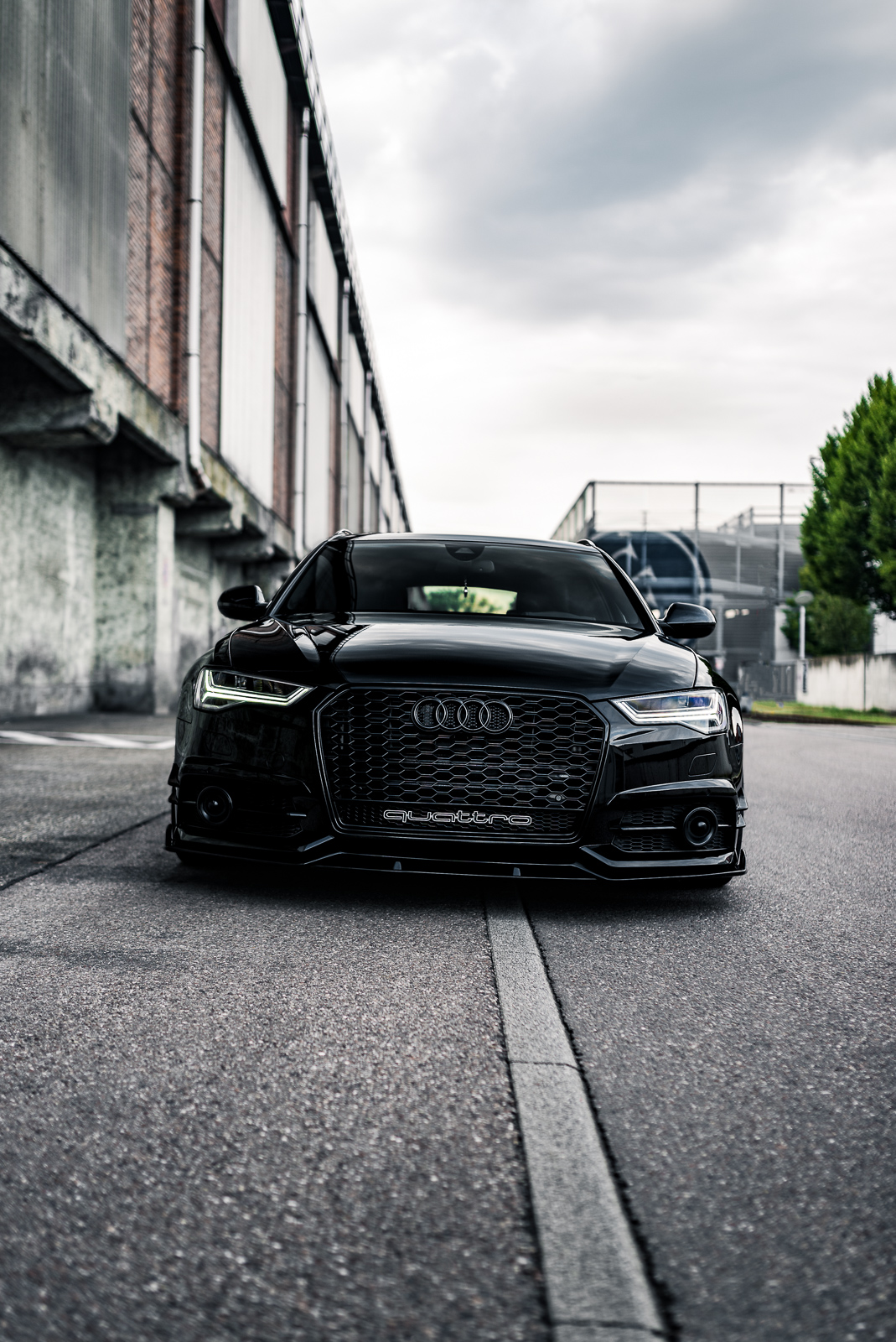 Frontansicht eines schwarzen Audi A6 quattro – Auot-Fotografie