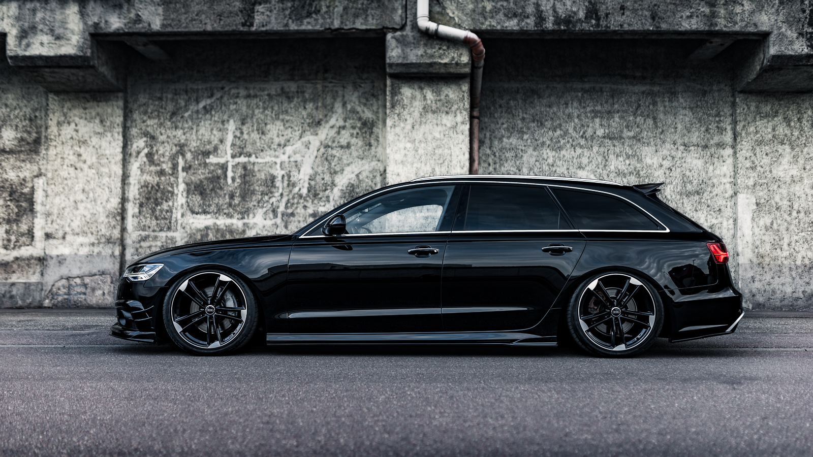 Seitenansicht eines schwarzen, getunten Audi A6 quattro – Auto-Fotoshooting