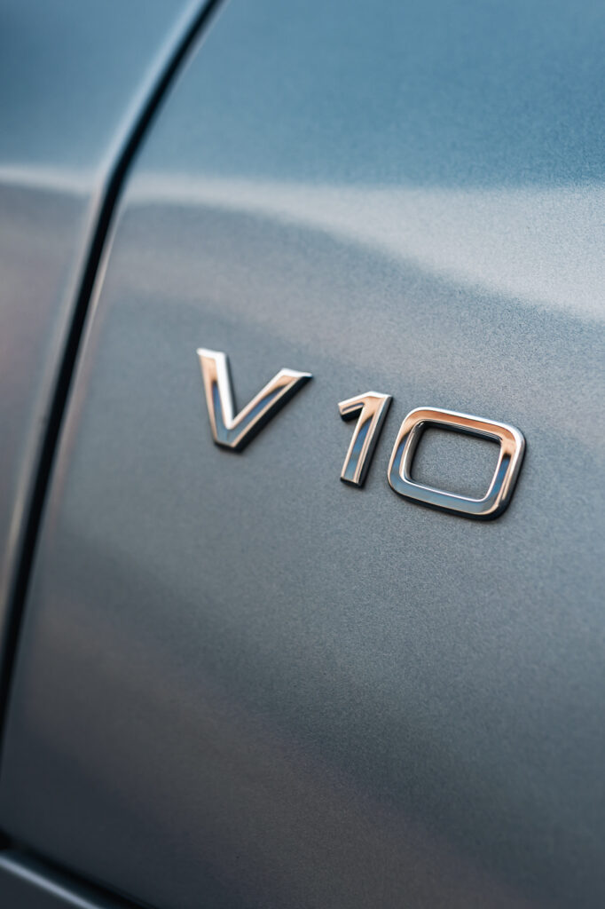 V10 Emblem vom Audi R8 Spyder Sportwagen