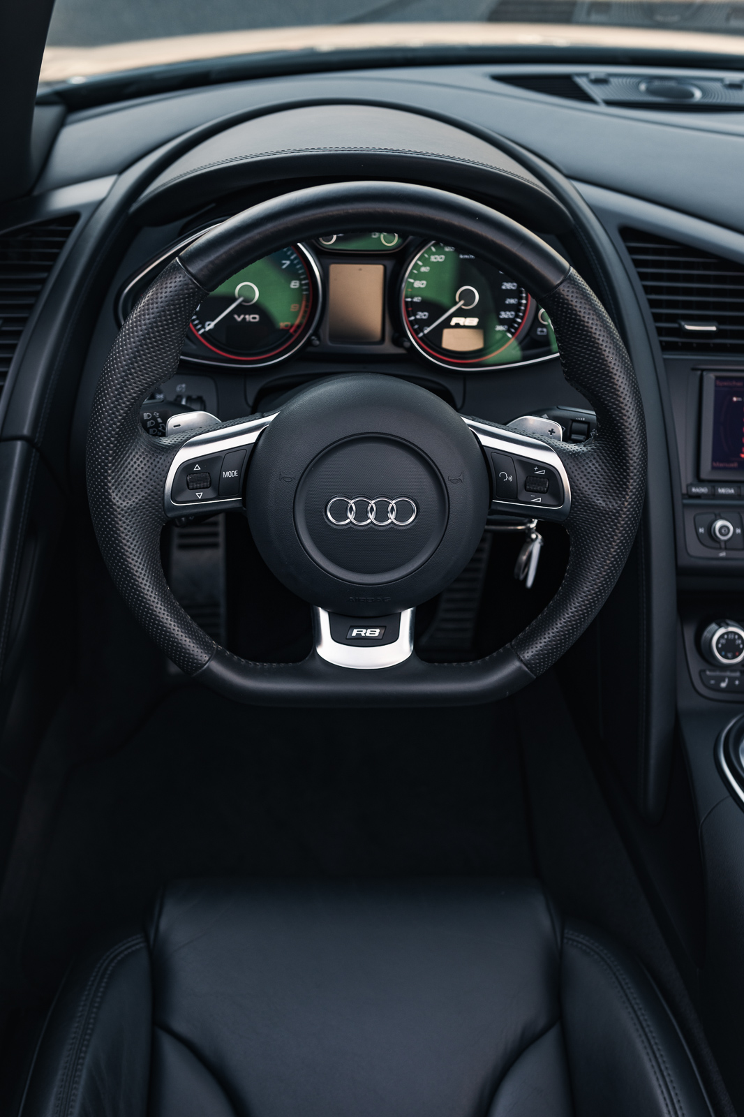 Lenkrad und Fahrersitz vom Audi R8 Spyder V10 performance quattro