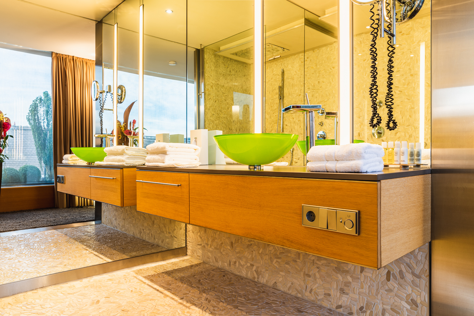 Badezimmer-Detail mit Glaswaschtisch in der Penthouse Juniorsuite