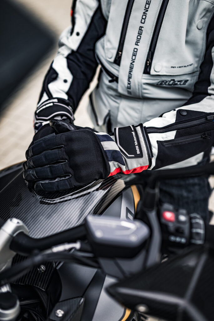 Biker mit BMW Motorrad-Handschuhen auf dem Tank