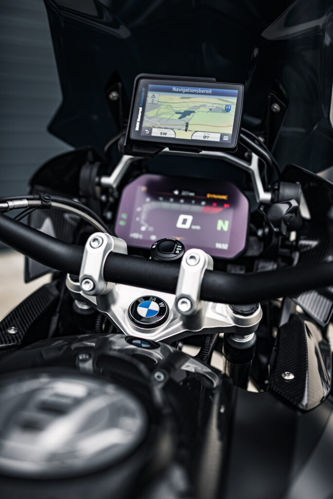 BMW-Emblem am Lenkrad und BMW-Navigationsgerät der BMW R 1250 GS