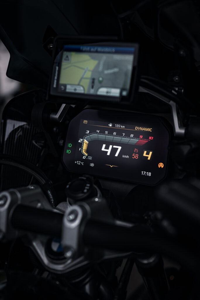 Elektronisches Tacho-Display mit Geschwindigkeitsanzeige eines BMW R 1250 GS Motorrads