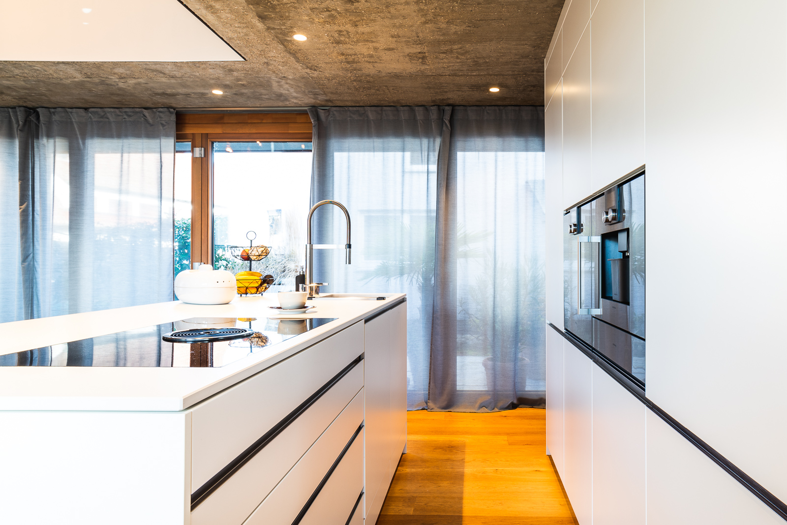 Moderne, weiße Küche im Einfamilienhaus von Lenz13 Architekten