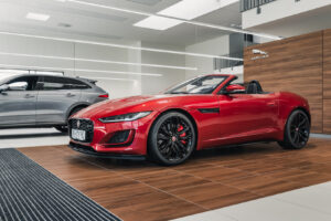 Das Foto zeigt einen Jaguar F-Type in der Farbe Firenze Red. Das sportliche Cabrio steht im Showroom vom Autohaus Geisser in Karlsruhe.