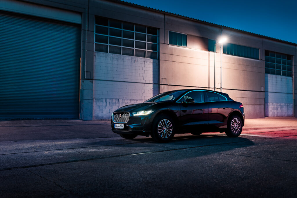 Nacht-Fotografie vom Elektro-SUV I-Pace von Jaguar im Industriegebiet in Karlsruhe