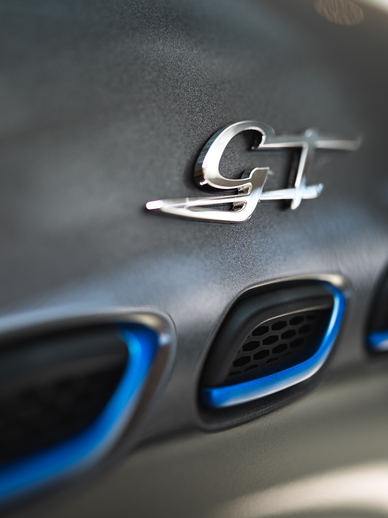 Fahrzeugdetailaufnahme vom verchromten GT Emblem und den Lufteinlässen des SUV-Modells Levante von Maserati.