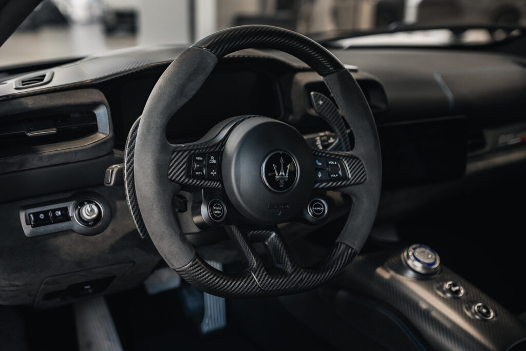Detailfotografie vom sportlichen Interior und Lenkrad eines Maserati MC20