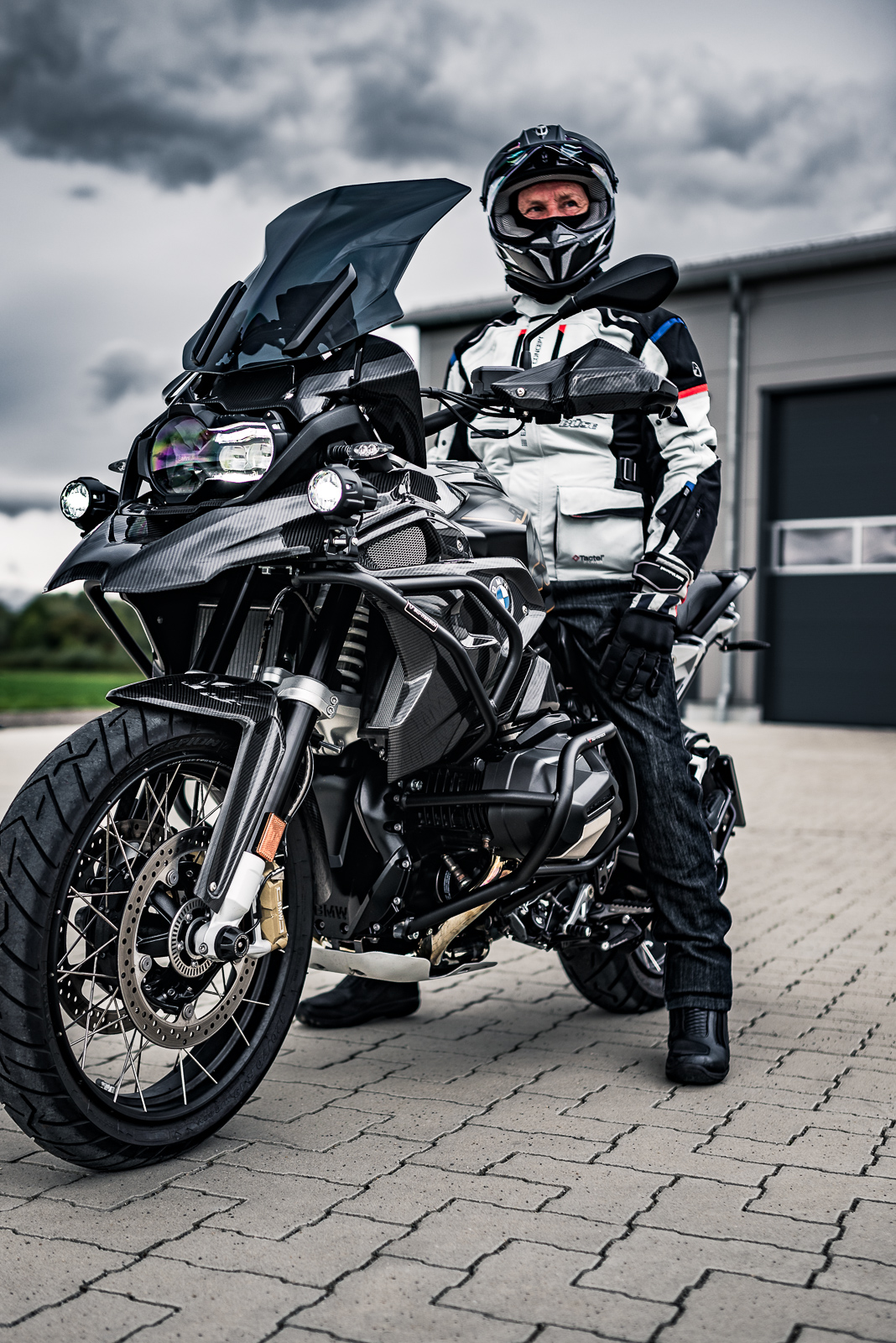 Motorradfahrer sitzt auf seiner BMW R 1250 GS beim Motorrad-Fotoshooting