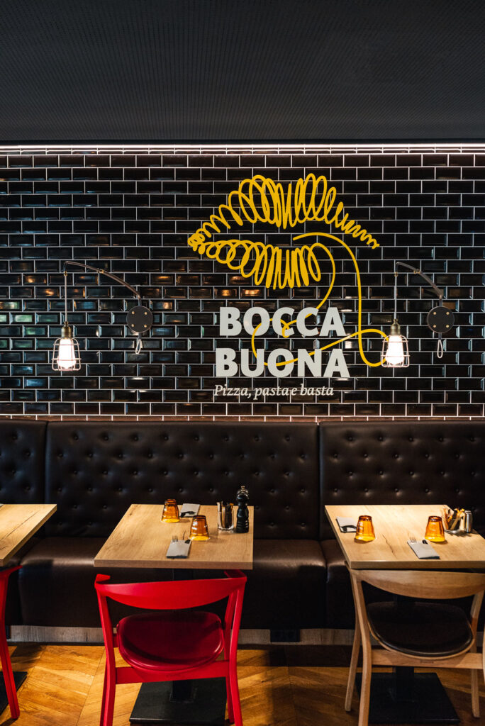 Einrichtung und Logo des Hotelrestaurants Bocca Buona im Park Inn Stuttgart