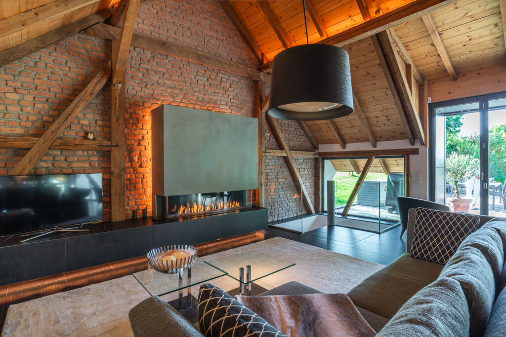 Luxuriöses Wohnzimmer mit Feuer im Kamin im Rebenhaus Loft Baden-Baden